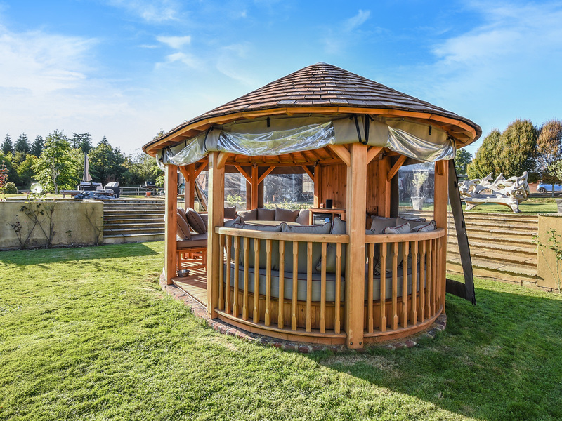 4 Bed Equestrian For Sale in Horsham